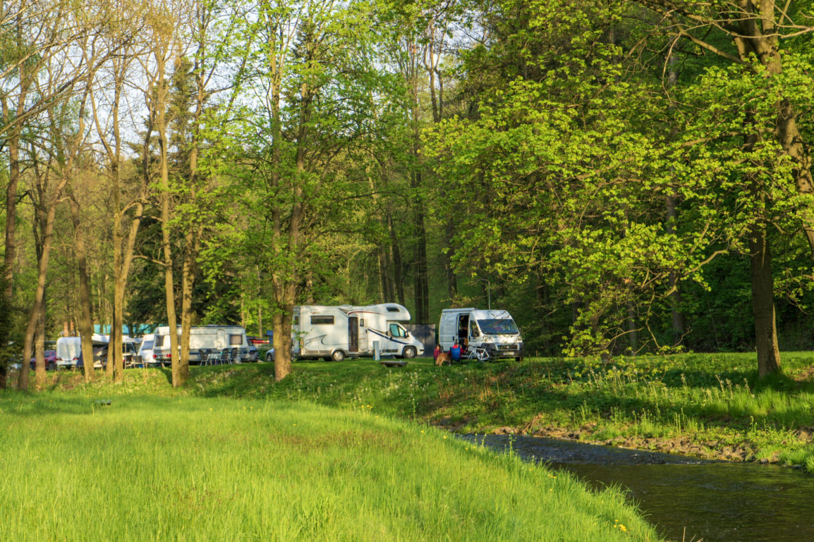 Camping Pokrzywna, kemping Jarnołtówek, stoi camper, przyczepa campingowa i van