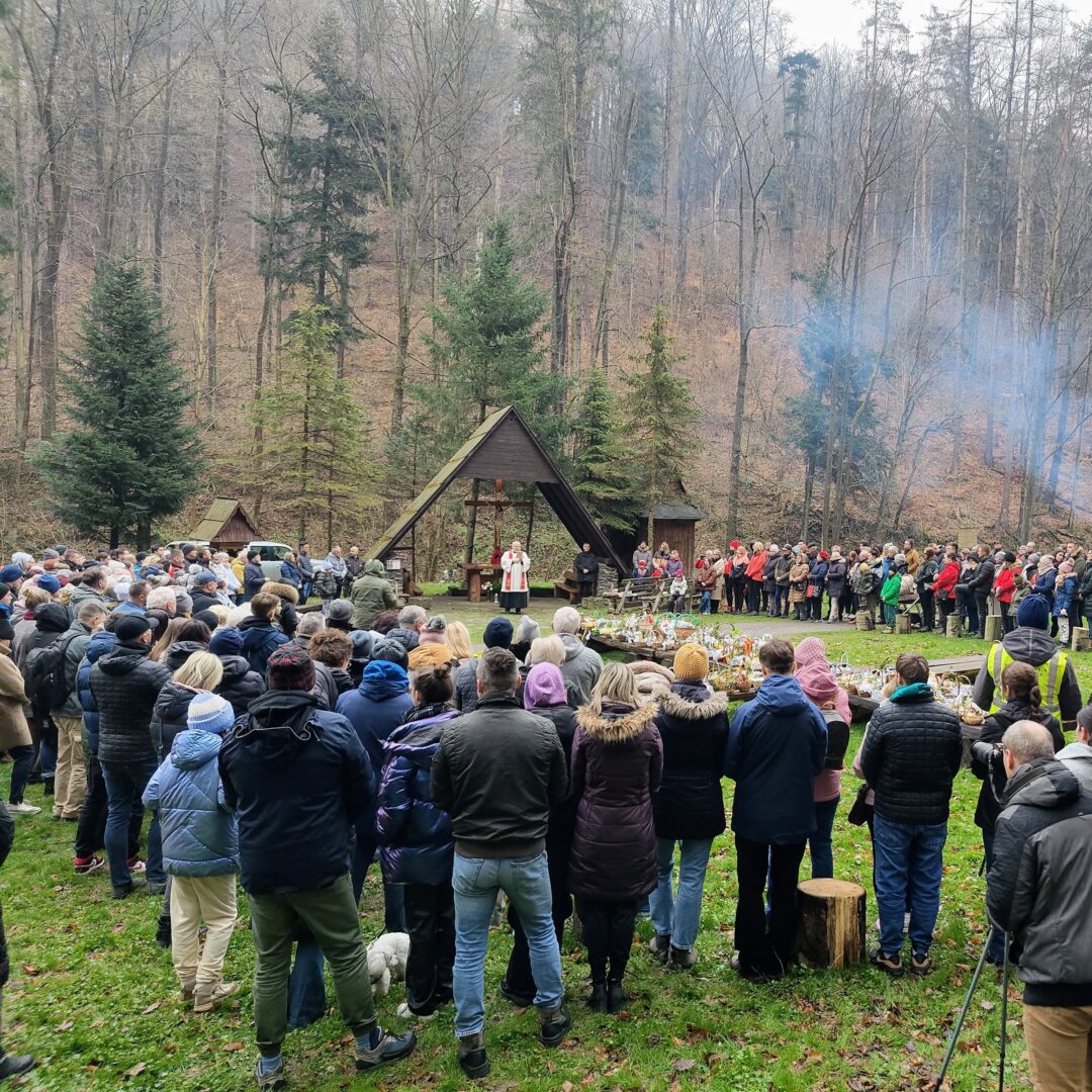 Tradycyjne święcenie pokarmów w trakcie Wielkanocy w Górach Opawskich